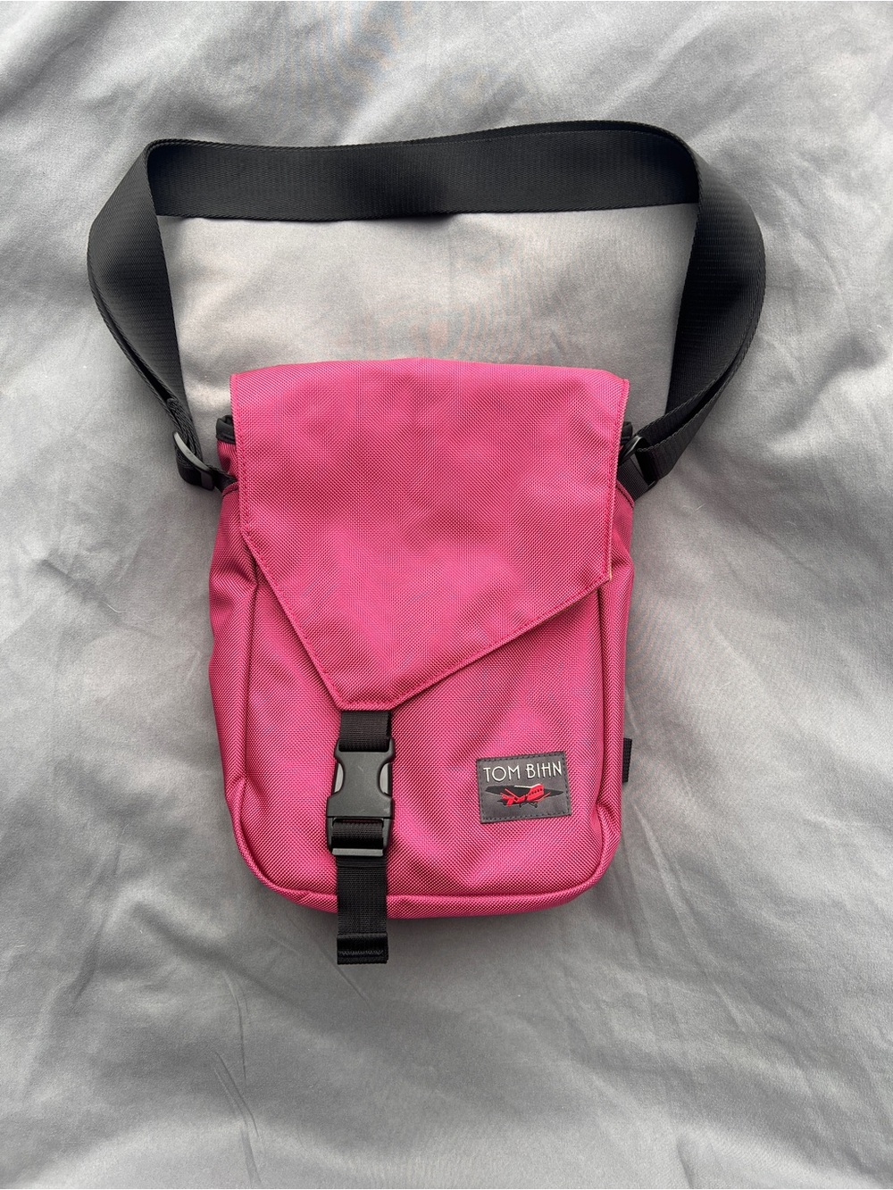 Tom Bihn small cafe bag in raspberry/moss - Picture 2 of 7